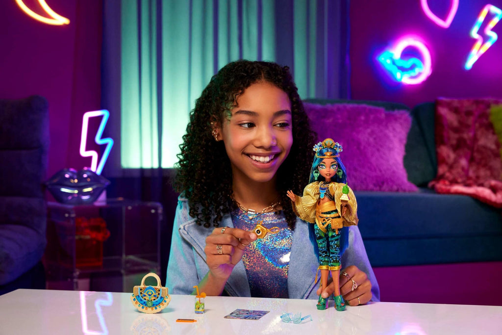 Monster High Doll with Glam Outfit & Accessories V5710