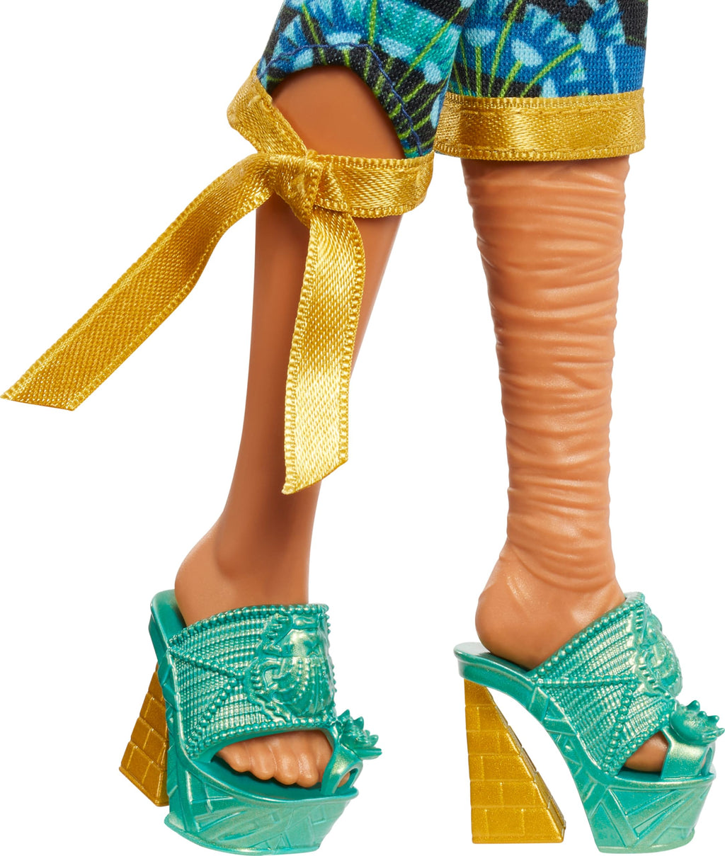 Monster High Doll with Glam Outfit & Accessories V5710